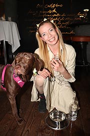 ORF Moderatorin und Kickboxerin Georgia Guillaume mit Hund Anoun @ Hallstein-Lunch in Sophia's Restaurant & Bar in München (©Foto: Martin Schmitz)